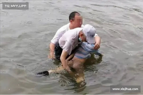 两名好心男子短短数十秒救起落水男孩 成就一场家庭奇迹 两名好心男子短短数十秒救起落水男孩 成就一场家庭奇迹